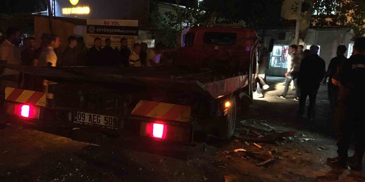 Germencik’te minibüs ile çekici çarpıştı: 3 yaralı