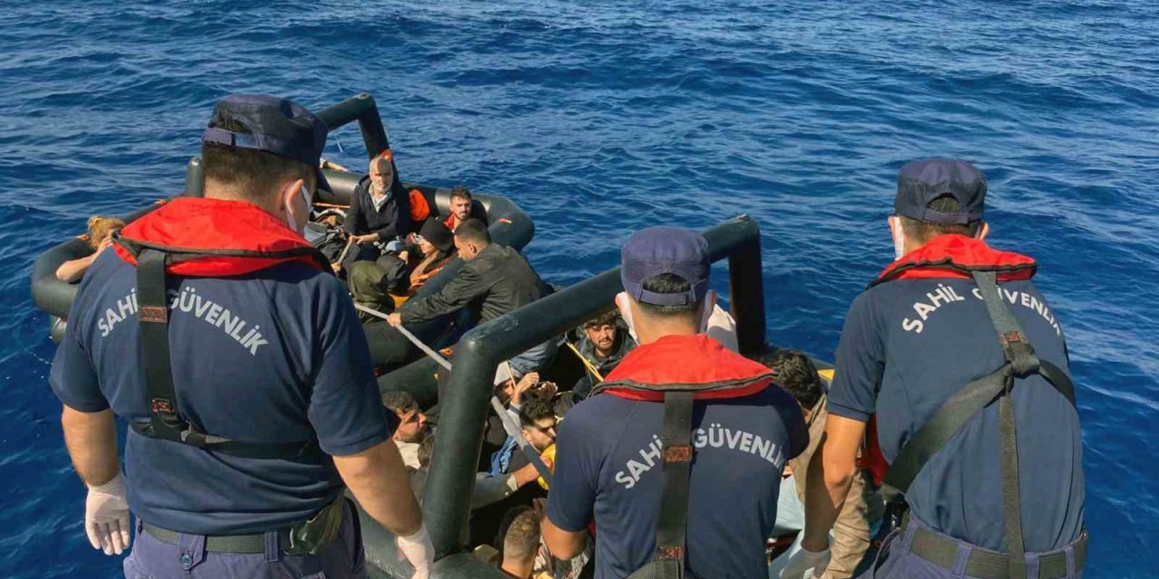 Yunanistan’ın geri ittiği 21 düzensiz göçmen kurtarıldı