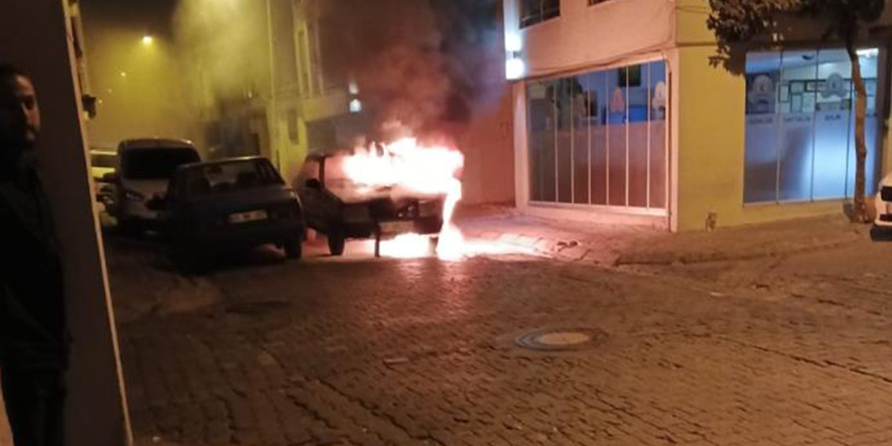 Seyir halindeki otomobil alev aldı