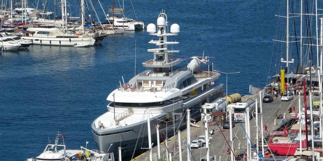 Fethiye’de "Cloudbreak" İsimli Mega Yat 65 Ton Yakıt Aldı