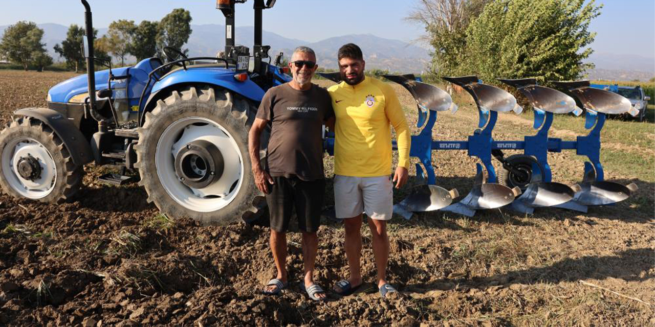 Tarlada çalışacak işçi bulamayınca 3 bin 500 kilometre yol kat edip babasına yardıma geliyor