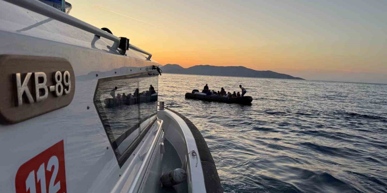 Kuşadası açıklarında 17 düzensiz göçmen kurtarıldı