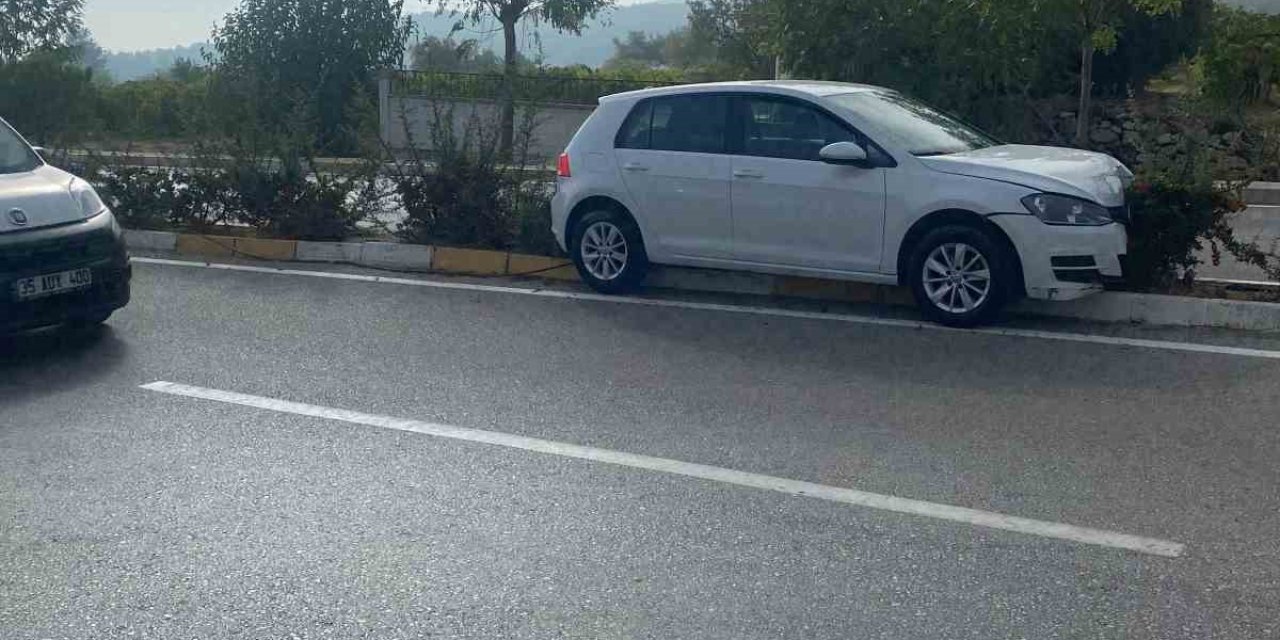 Direksiyon hakimiyetini kaybeden sürücü refüje çıkarak durabildi