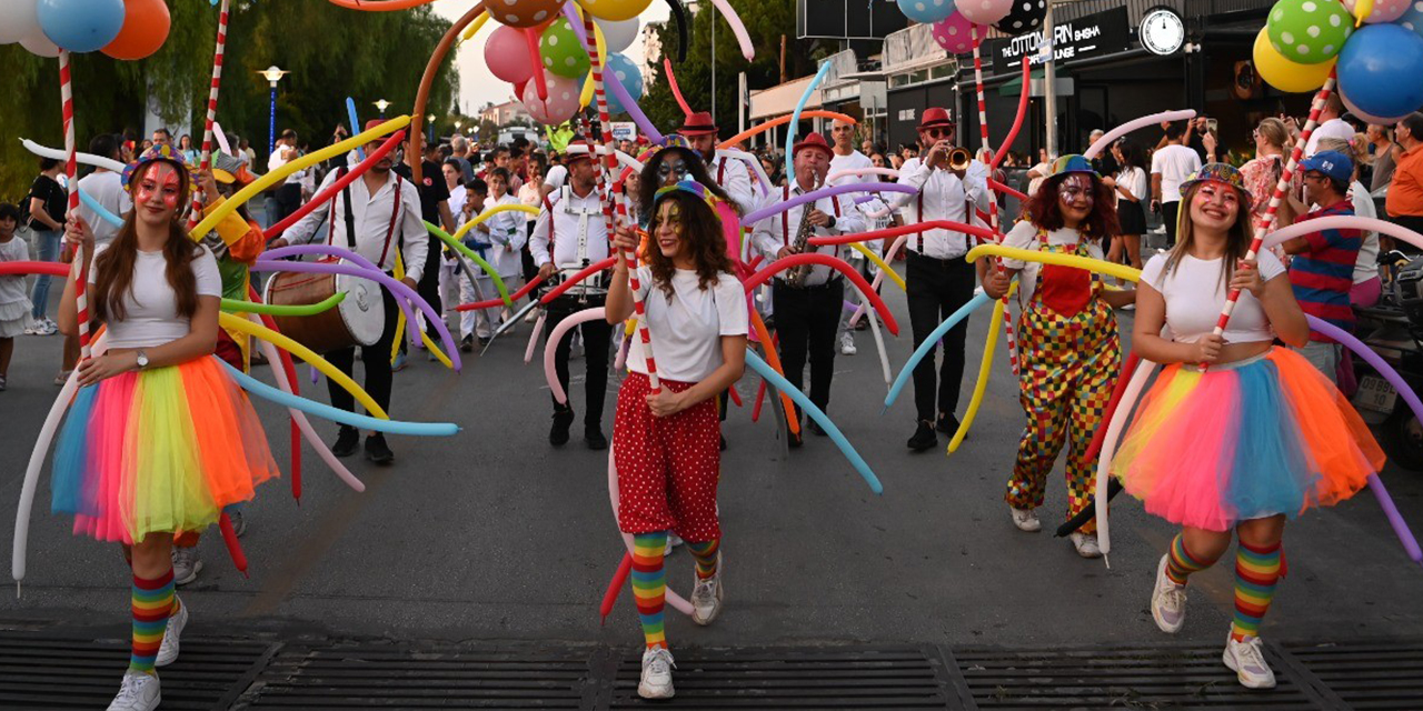 Uluslararası Kuşadası Sokak Festivali’nin açılışı Rio karnavalını aratmadı