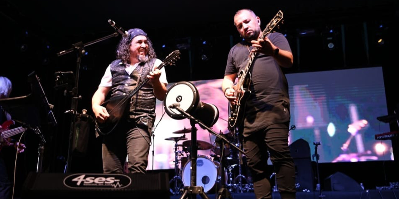 Kuşadası Sokak Festivali’nin ilk gününde Necati ve Saykolar rüzgarı esti