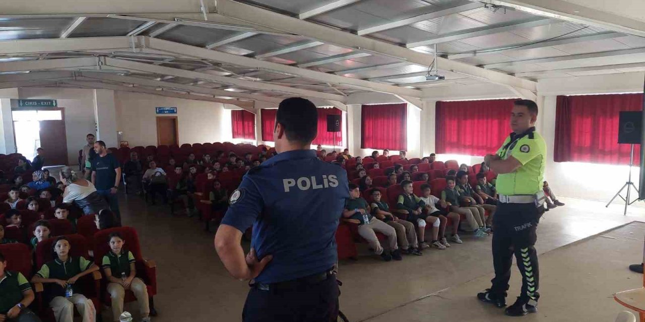 Ortaokul öğrencilerine emniyet güçlerinden eğitim semineri