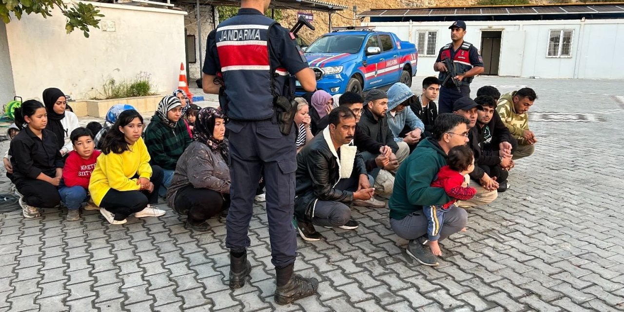 Sulama kanalına gizlenen 31 düzensiz göçmen yakalandı