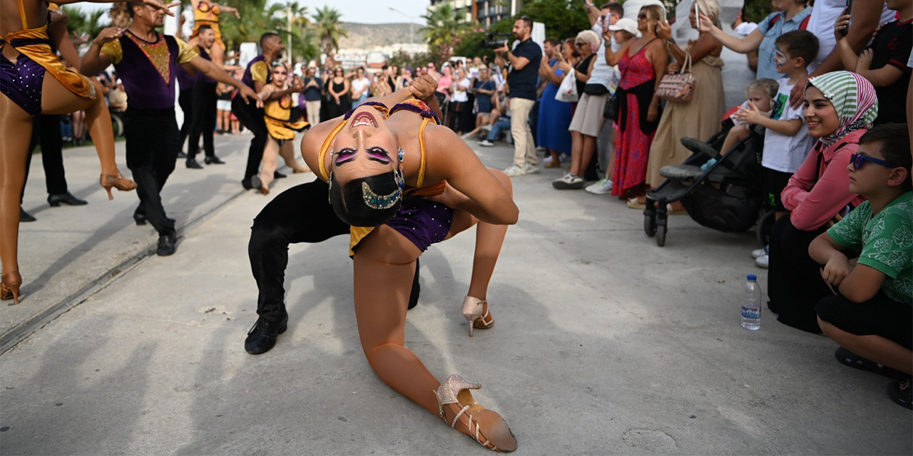 Kuşadası sokaklarını festival coşkusu sardı