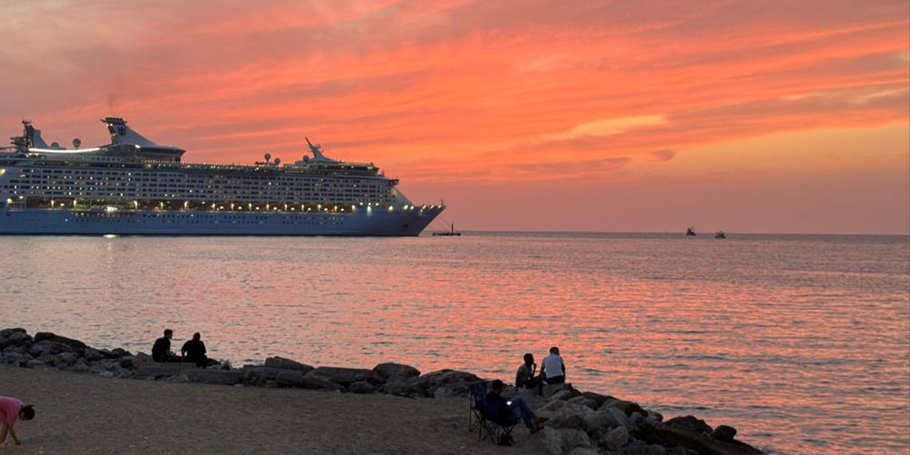 Kuşadası’nda gün batımı doğal bir görsel şölen sunuyor