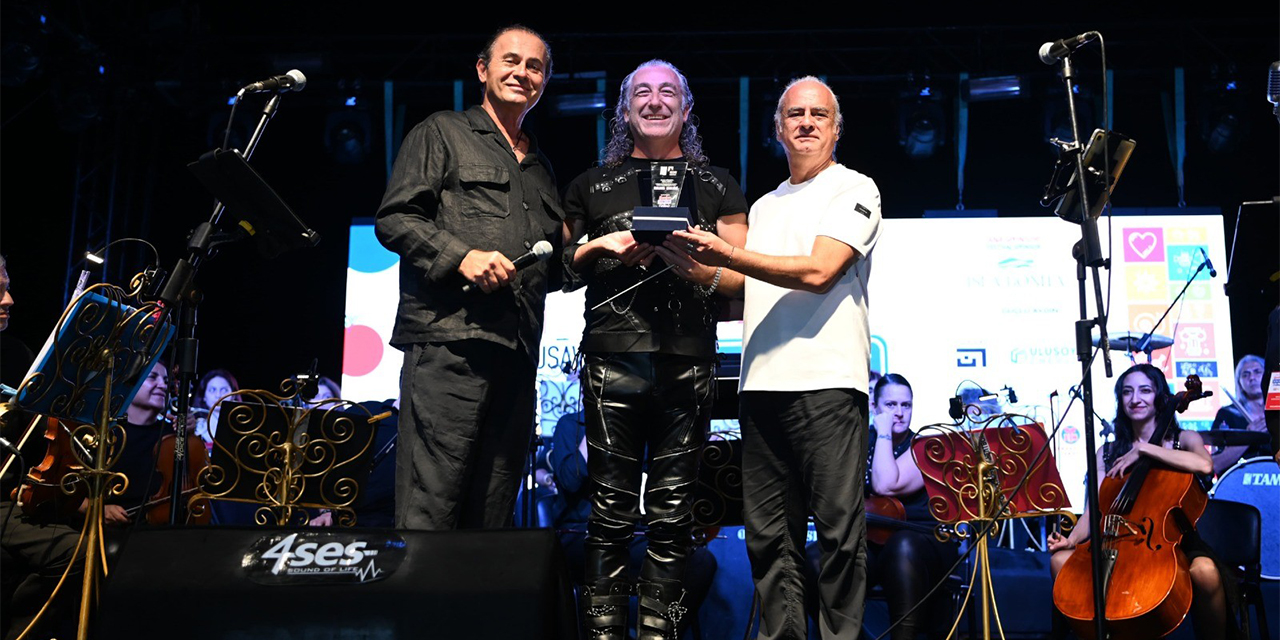 Kuşadası Sokak Festivali Musa Göçmen ve Senforock ile şenlendi