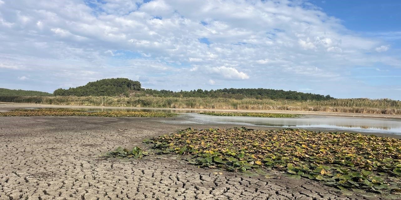 Kuruyan Süleymanlı Yayla Gölü’ndeki acı manzara ziyaretçileri üzdü
