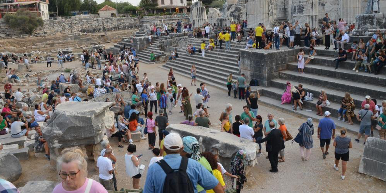 Üç bin kişiyle Apollon Tapınağı’nda “Toplu Tadım” rekoru denemesi yapıldı