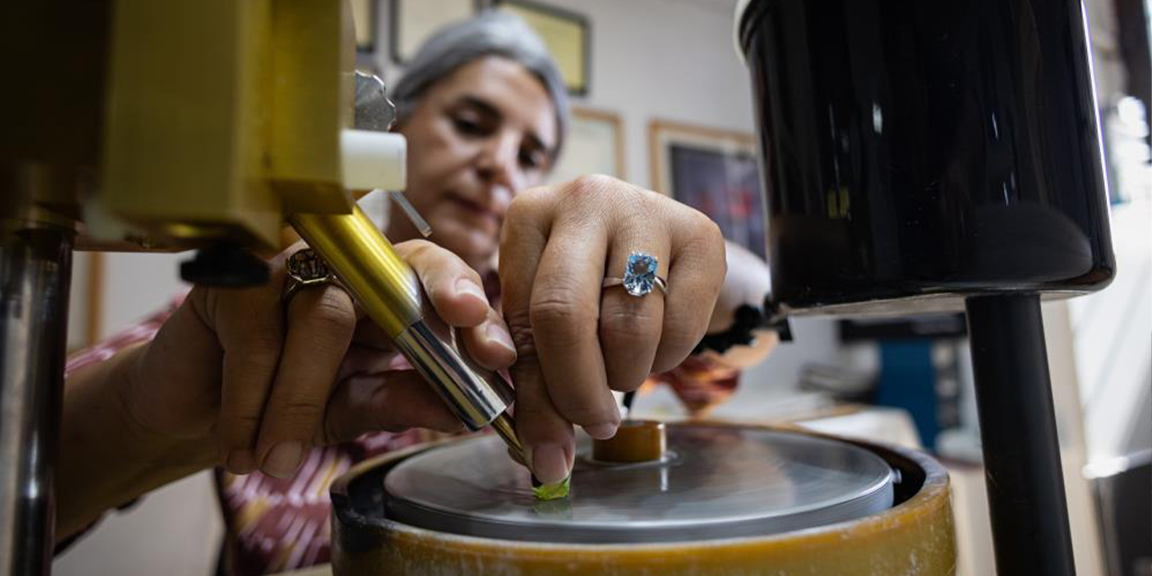 Dünyanın mücevheri Gülay ustanın elinden çıkıyor