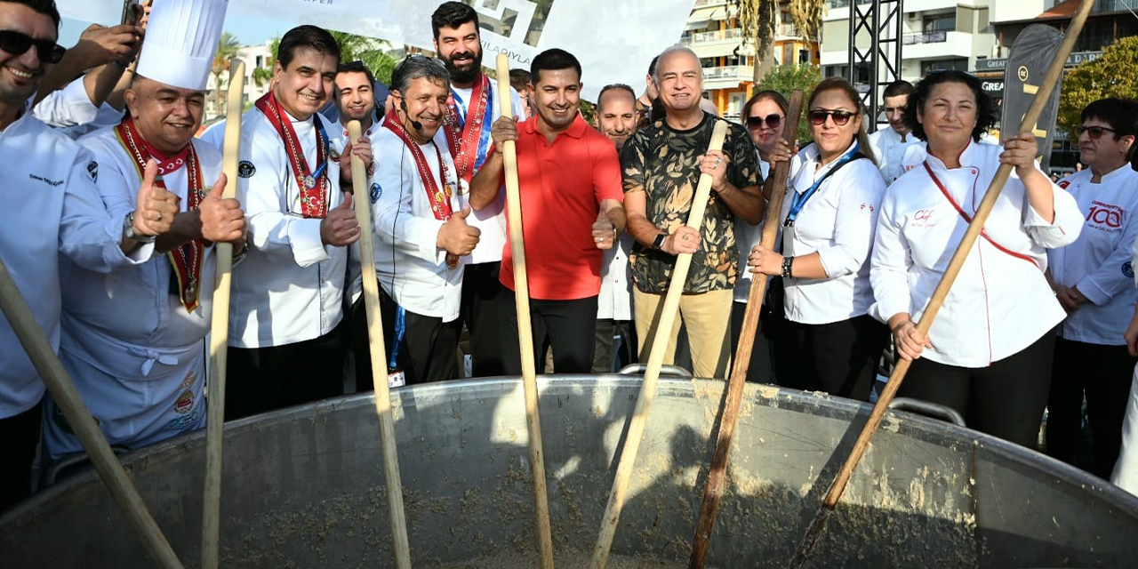 Kuşadası Sokak Festivali 5 bin kişilik keşkek rekoru denemesi ile final yaptı