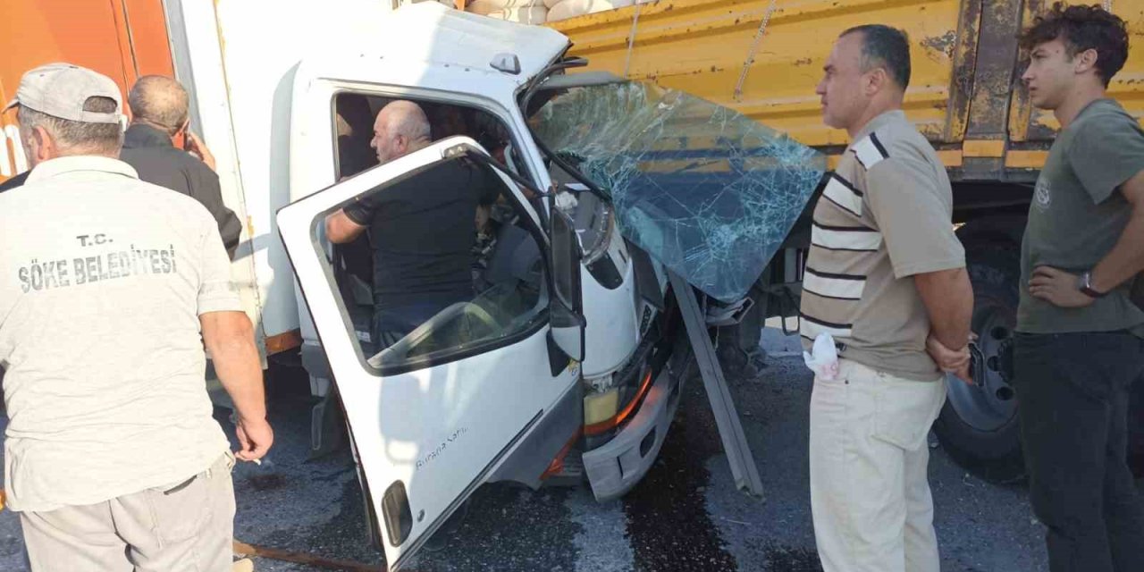 Kamyonet tıra ok gibi saplandı