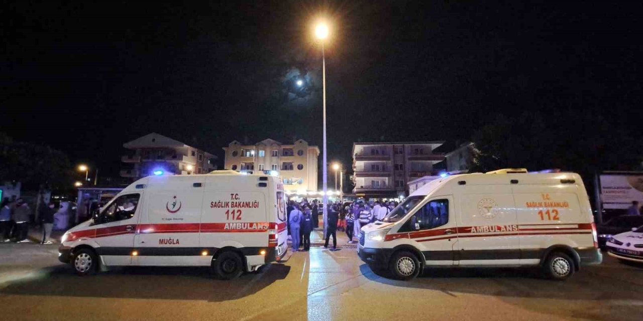 Parkta bıçaklı kavga, yaralanan iki kişi hastaneye kaldırıldı
