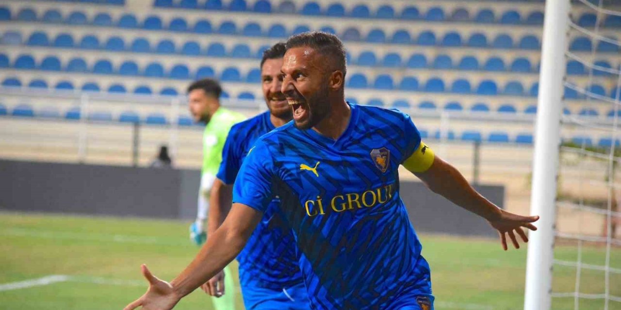 37 yaşındaki Yasin Öztekin, gol krallığına oynuyor