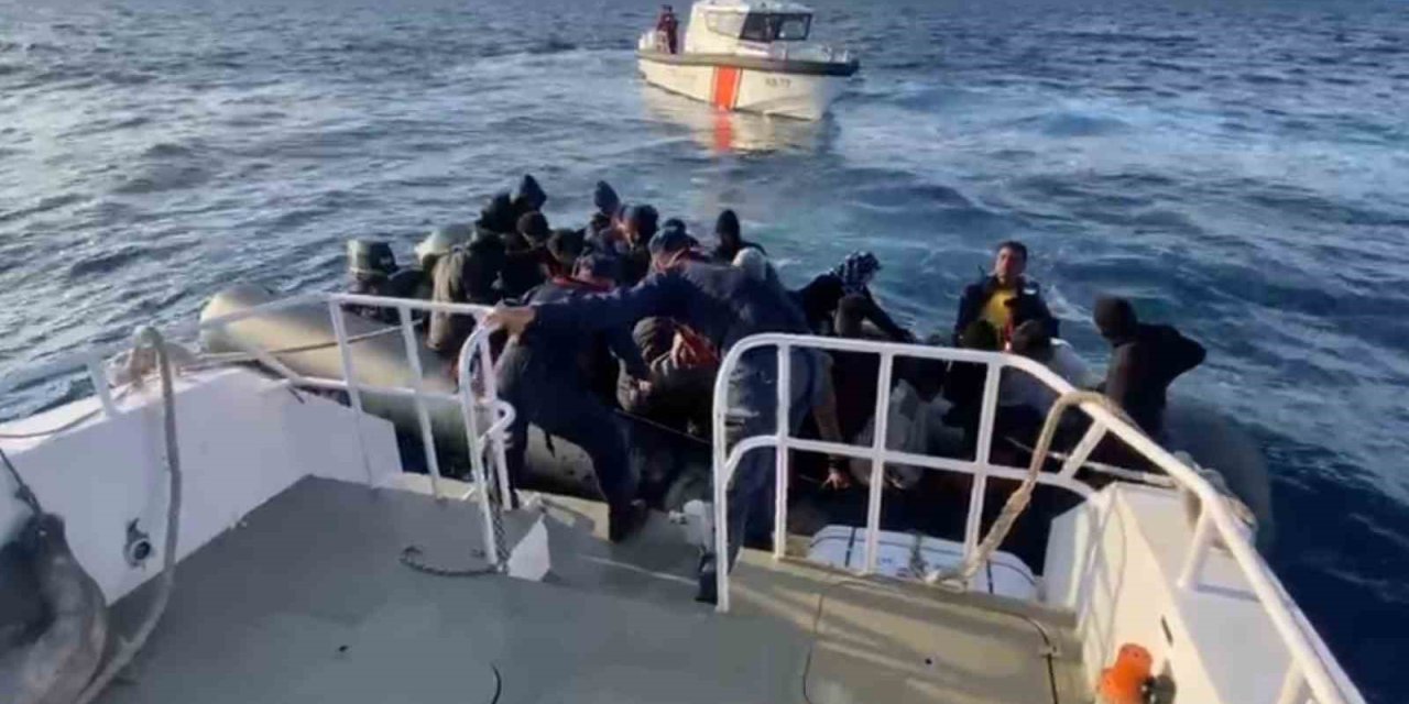İzmir açıklarında 9’u çocuk 36 göçmen yakalandı