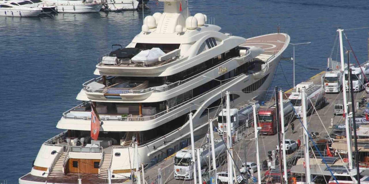 Fethiye’de lüks yat "Alaiya" 300 ton yakıt ikmali yaptı