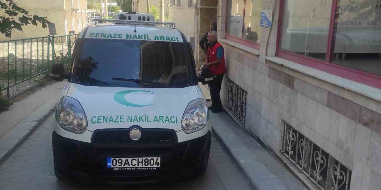 Kendisinden haber alınamayan şahıs yaşadığı apartmanda ölü bulundu