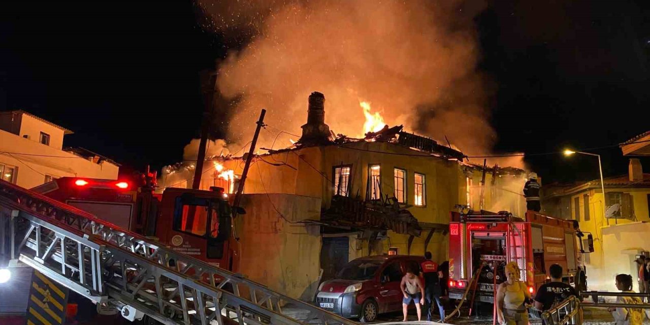 Milas’ta geceyi alevler aydınlattı