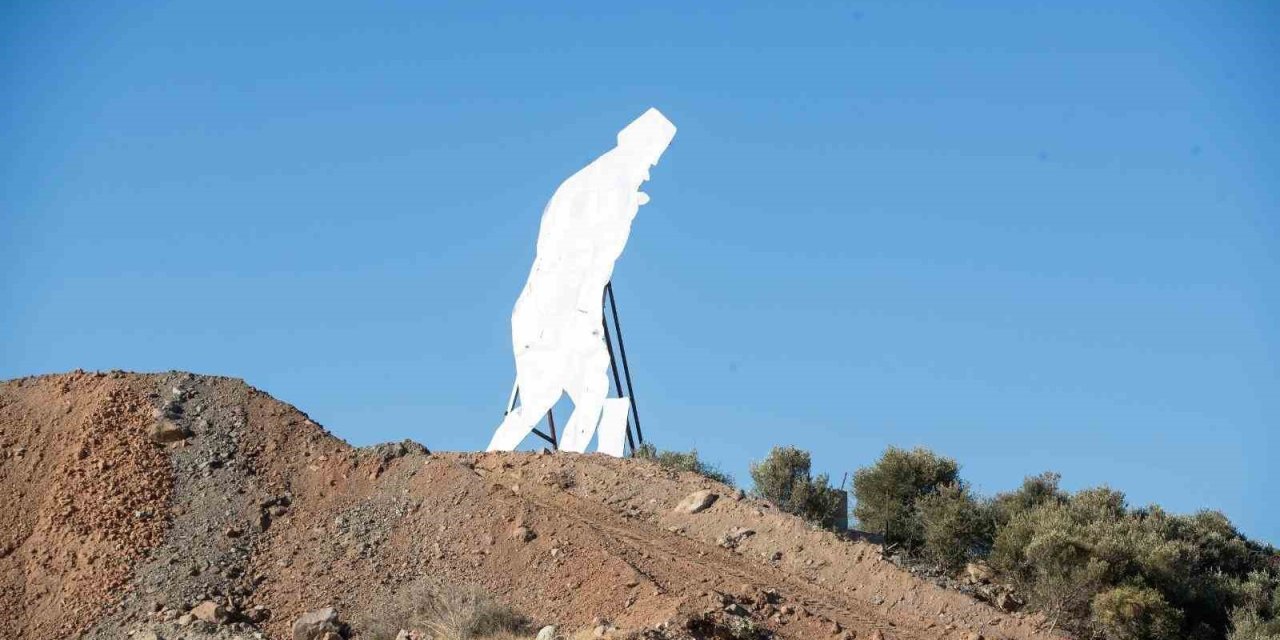 İzmir’i selamlayan Atatürk silüeti güçlendirildi