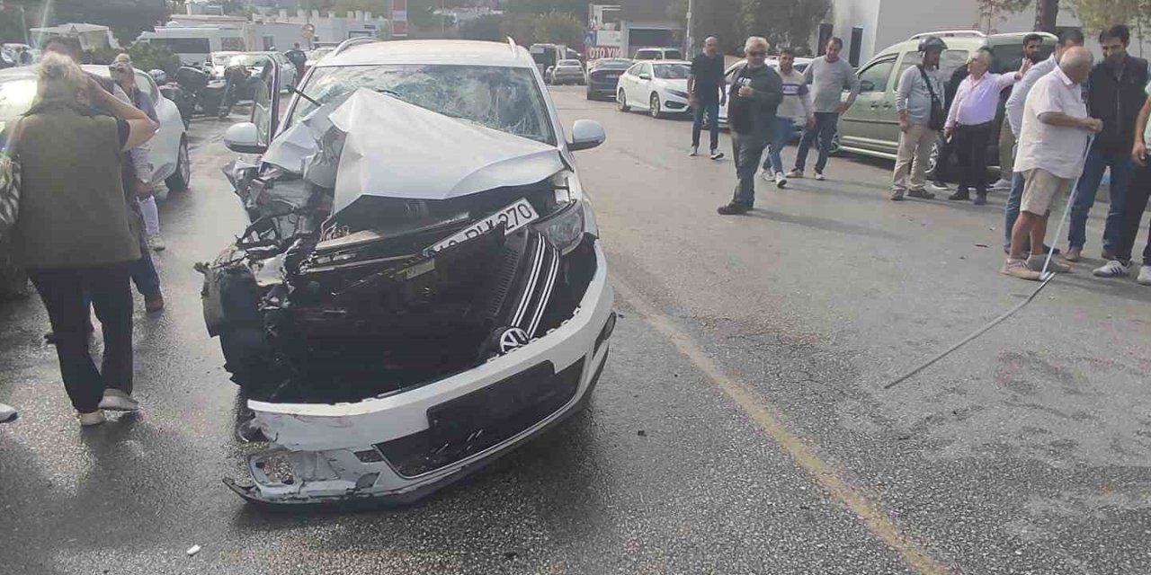 Park halindeki kamyonete çarptı: 3 yaralı