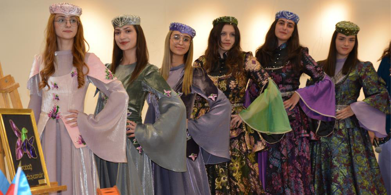 Azerbaycan’ın milli kıyafetleri, İzmir’de sergilendi