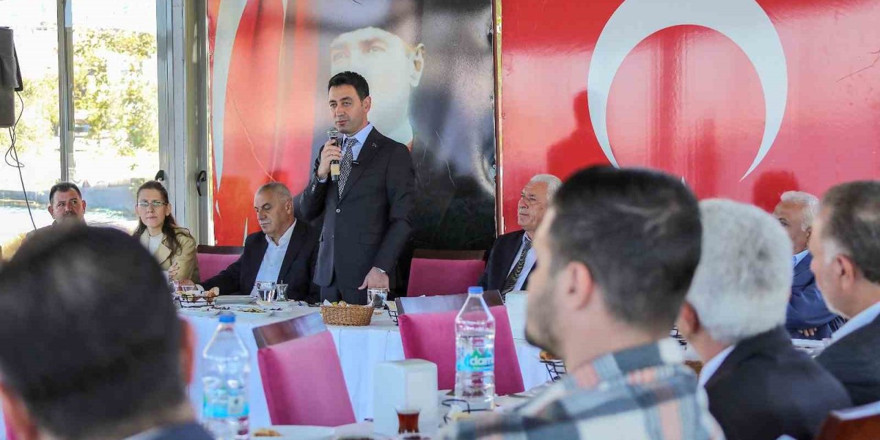 Başkan Önal, muhtarlarla buluştu: "Bayraklı için gece gündüz çalışıyoruz"