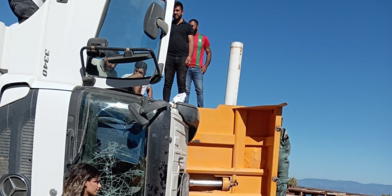 Hafriyat kamyonu devrildi, yol 2 saat trafiğe kapandı