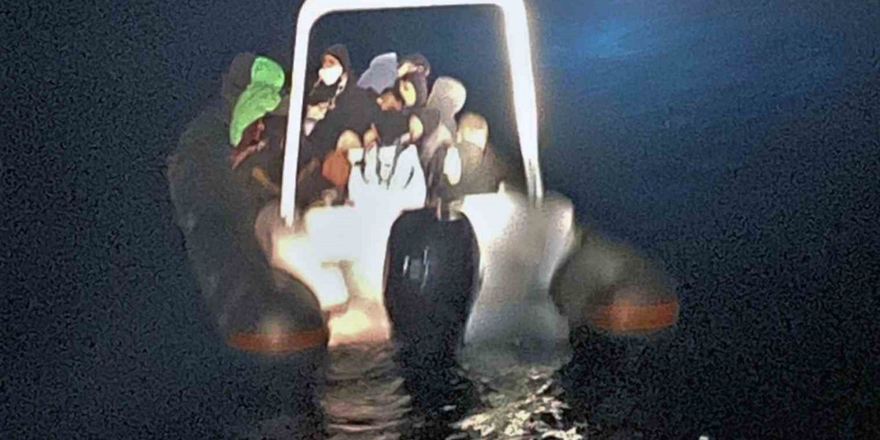 Yunanistan’ın geri ittiği düzensiz göçmenler kurtarıldı, 1 göçmen kaçakçısı yakalandı
