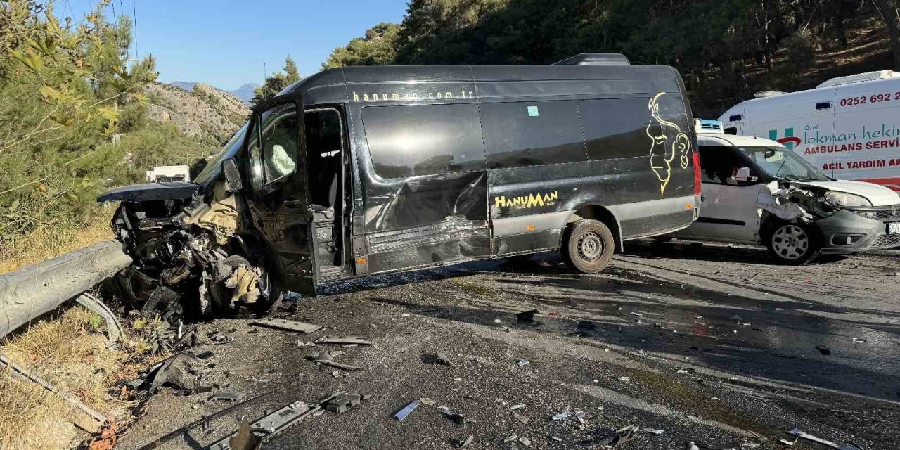 Fethiye’de 4 aracın karıştığı kazada 5 kişi yaralandı