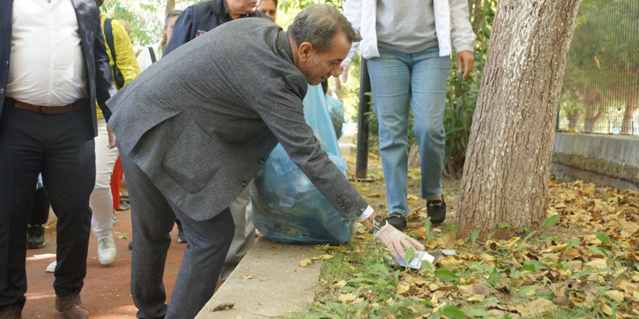 Başkan Yetişkin çöp topladı, çevre temizliğine dikkat çekti