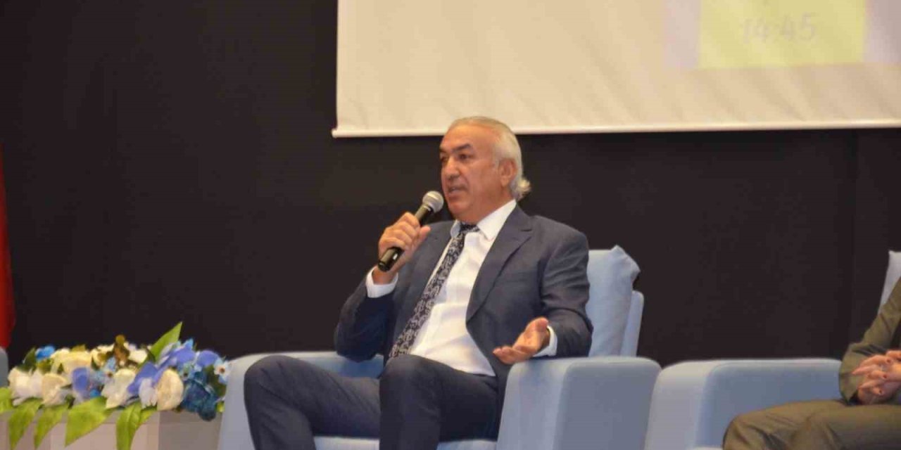 Üniversiteli gençler, Tikbaş’ın simit satıcılığından iş insanlığına uzanan hayat hikayesini nefes almadan dinledi