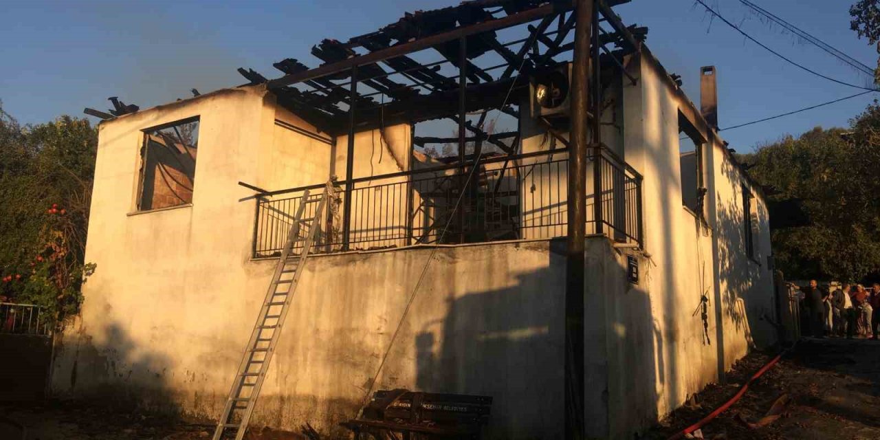 Cami imamının lojmanı çıkan yangında küle döndü