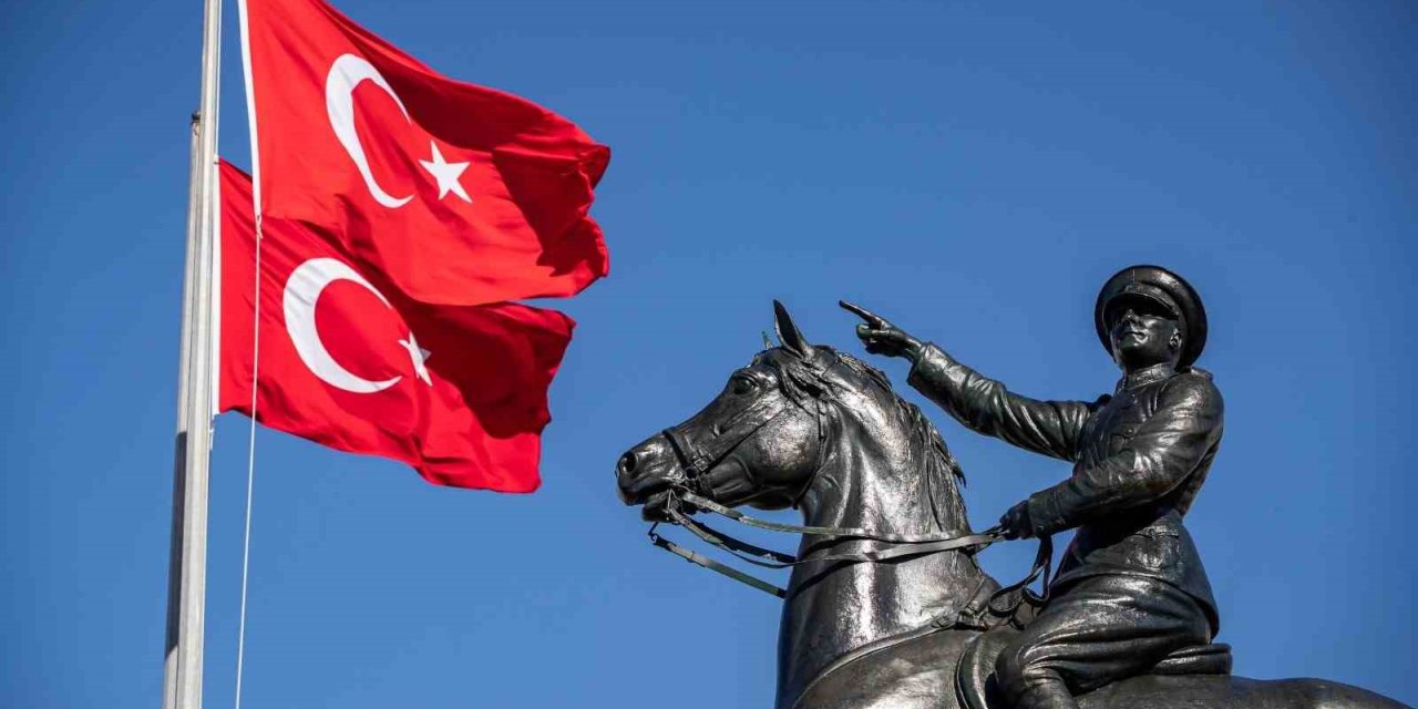 İzmir’de Cumhuriyet Bayramı, dev Türk bayraklı kortej, fener alayı ve törenlerle kutlanacak