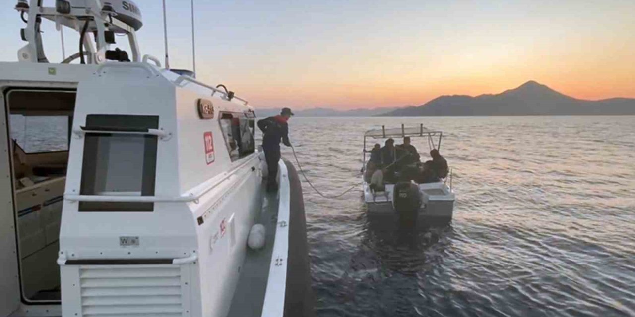 Marmaris’te 17 düzensiz göçmen kurtarıldı, bir göçmen kaçakçısı yakalandı