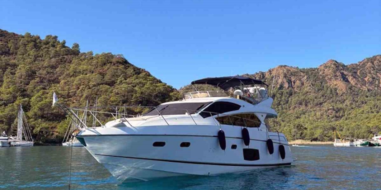 Fethiye’de süper motor yatta 6 göçmen kaçakçısı ve 28 düzensiz göçmen yakalandı