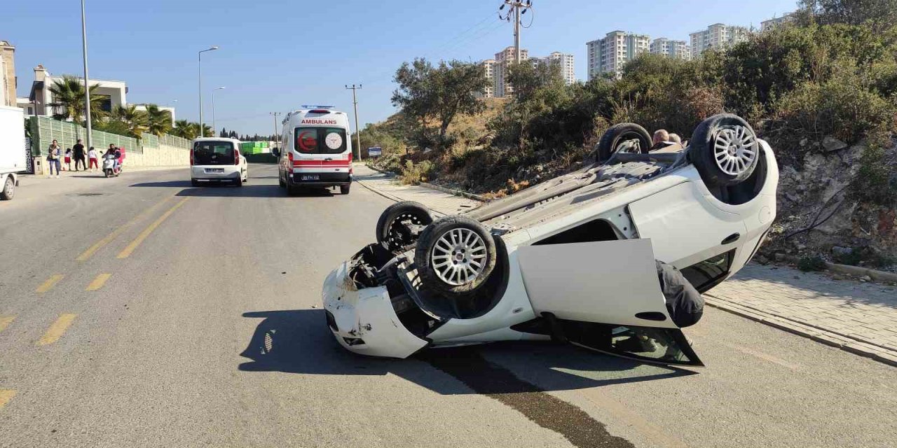 Kuşadası’nda takla atıp, ters dönen otomobildeki sürücü yaralandı