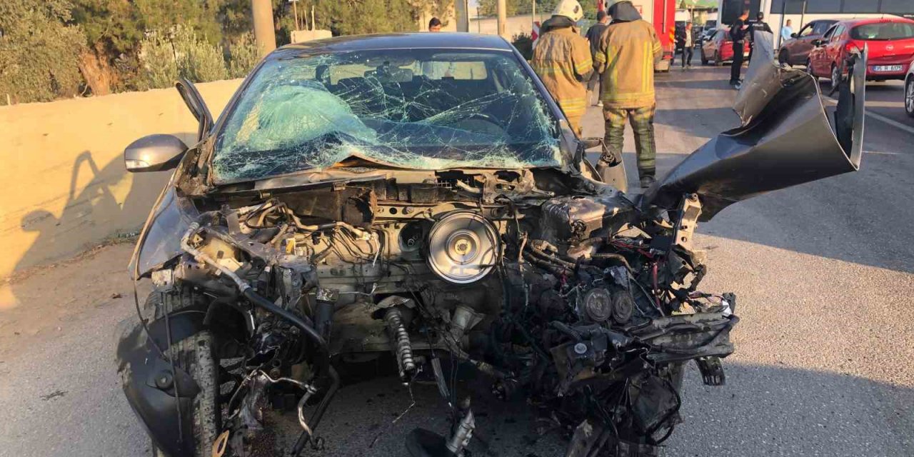 İzmir’de servis minibüsüyle otomobil kafa kafaya çarpıştı: 1 yaralı