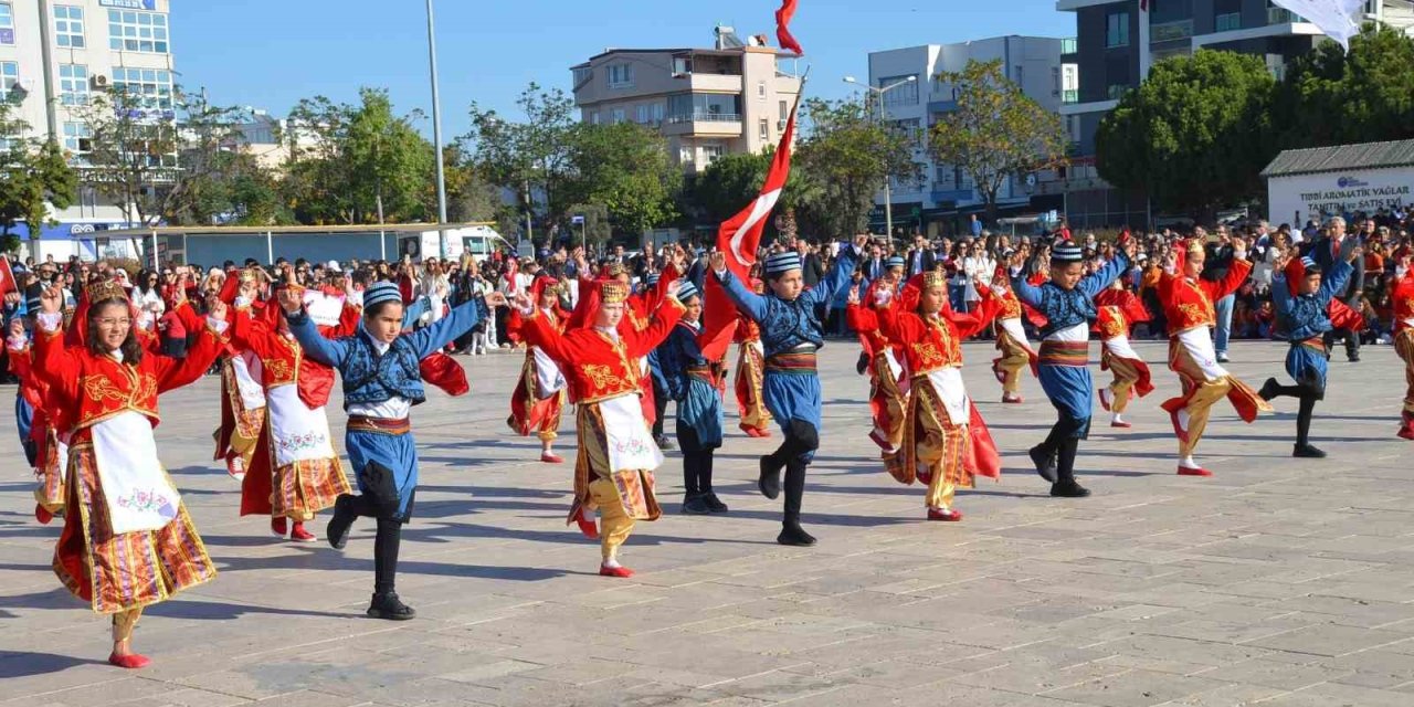 Didim’de 29 Ekim Cumhuriyet Bayramı renkli görüntülerle kutlandı