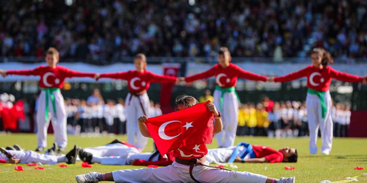 Aliağa, Cumhuriyetin 101. yılında Atatürk Stadı’nda buluştu