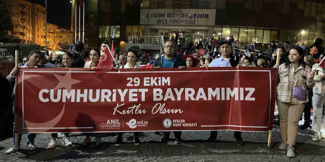 Efeler Belediyesi, ‘Cumhuriyet Bayramı’nı fener alayı ile taçlandırdı
