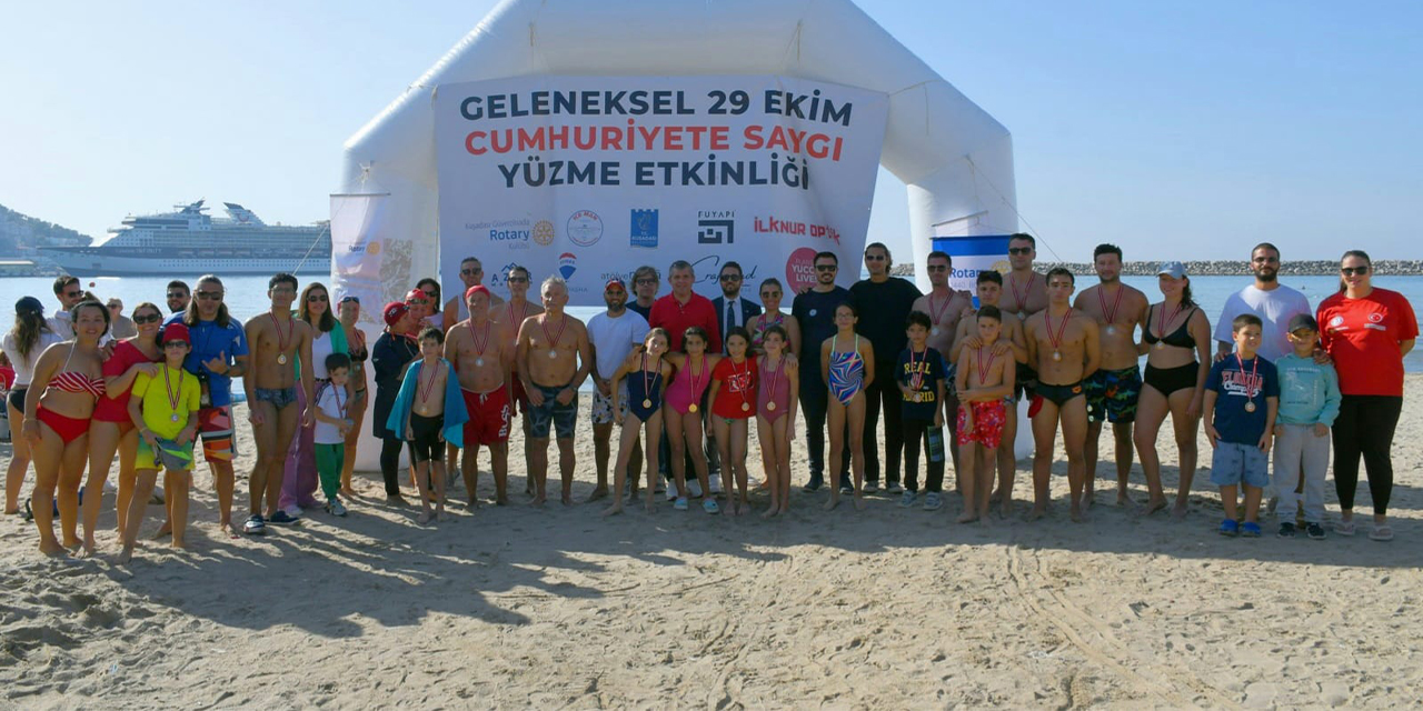 Kuşadası’nda kulaçlar Cumhuriyet için atıldı