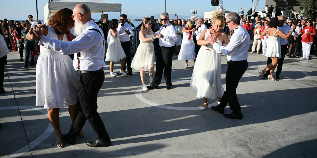 Cumhuriyet’in 101’inci yılına özel vals gösterisi