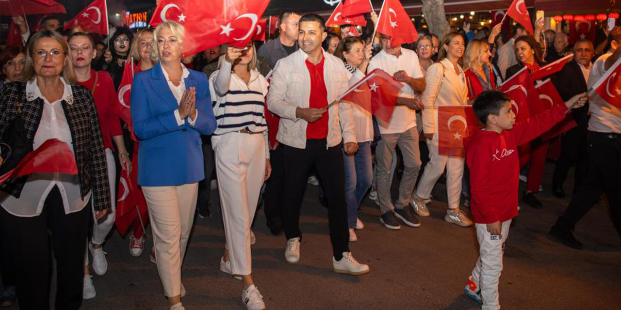 Kuşadası’nda on binler Cumhuriyet için yürüdü