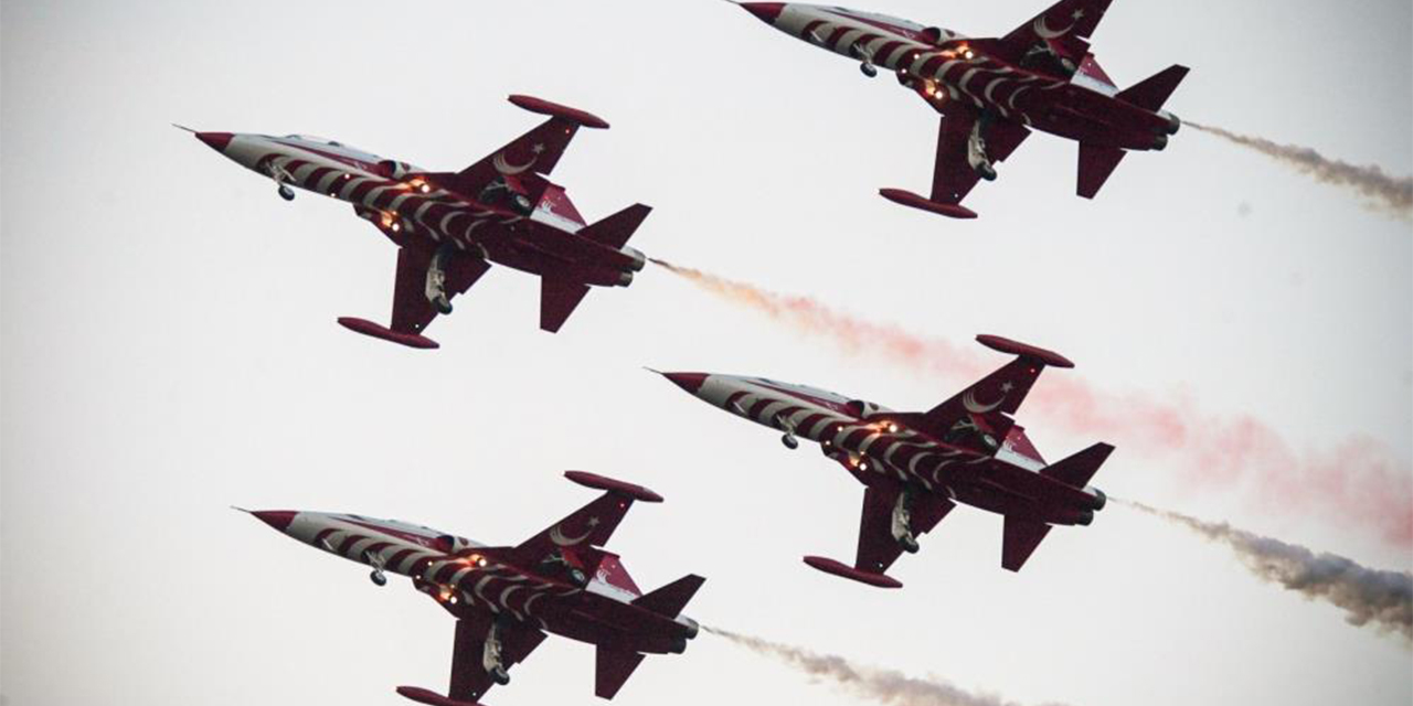 Türk Yıldızları’nın gösterisi nefes kesti