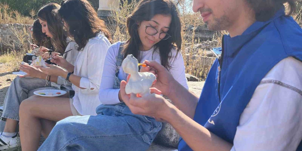 Muğla’da gönüllü gençler Stratonikeia’da sanatla buluştu
