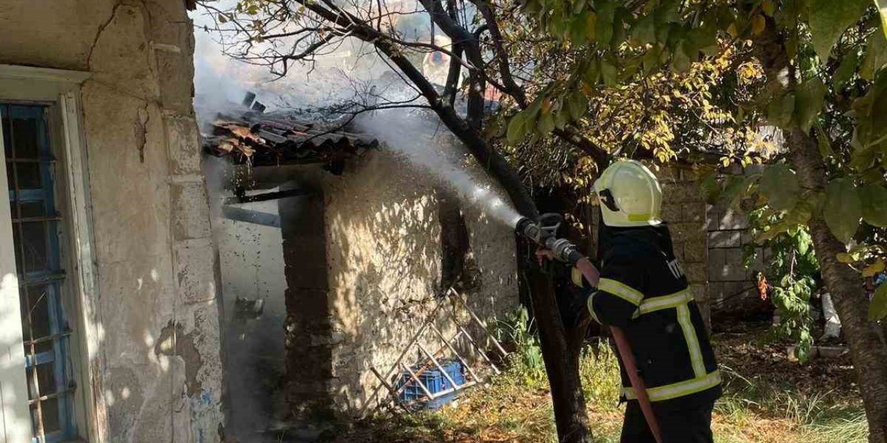 Ula’da metruk bina yangını