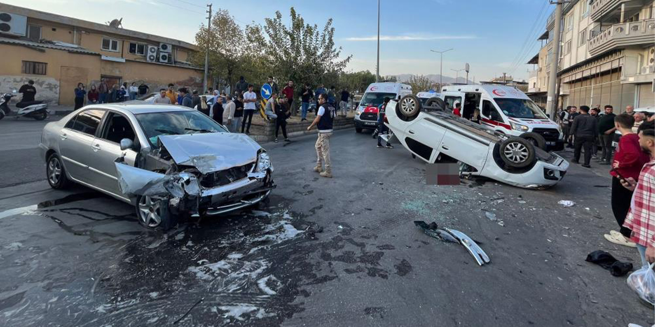 Trafik kazasında ortalık savaş alanına döndü: 1’i ağır 2 yaralı